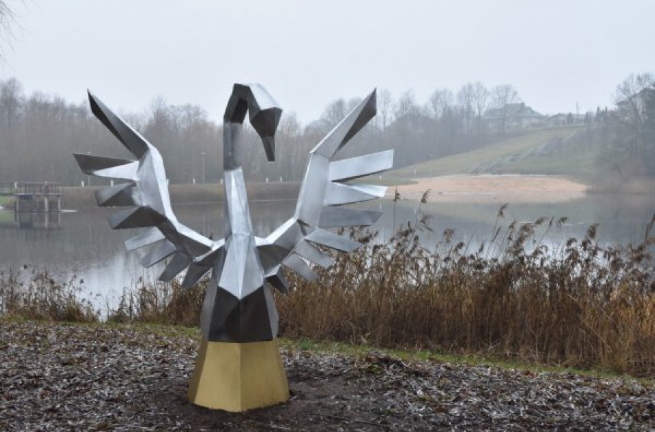 Gulbių tvenkinio pakrantę papuošė jonaviečio dovanota gulbė