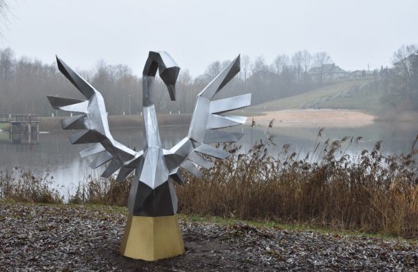 Gulbių tvenkinio pakrantę papuošė jonaviečio dovanota gulbė