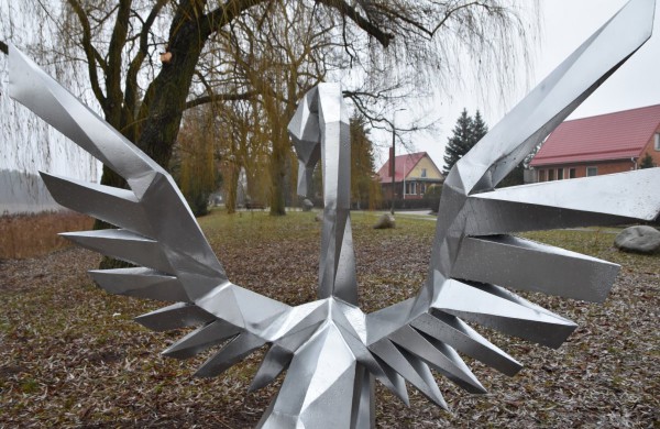 Gulbių tvenkinio pakrantę papuošė jonaviečio dovanota gulbė