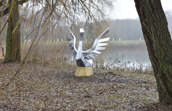 Gulbių tvenkinio pakrantę papuošė jonaviečio dovanota gulbė