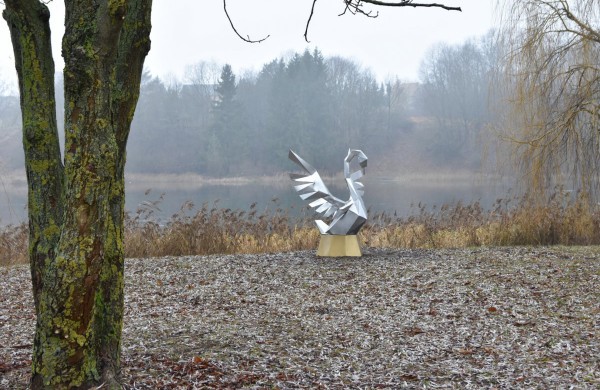 Gulbių tvenkinio pakrantę papuošė jonaviečio dovanota gulbė