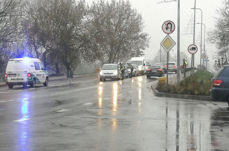 Miestui užsidarius, kai kurie vairuotojai suskubo aiškinti, kad apie ribojimus girdi pirmą kartą