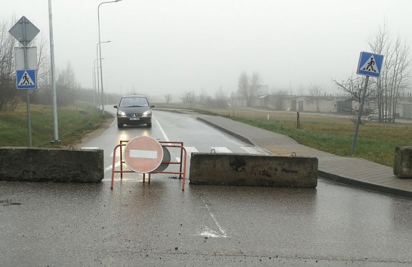 Miestui užsidarius, kai kurie vairuotojai suskubo aiškinti, kad apie ribojimus girdi pirmą kartą