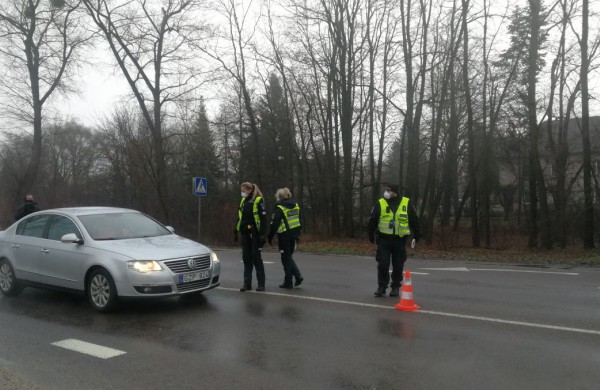 Miestui užsidarius, kai kurie vairuotojai suskubo aiškinti, kad apie ribojimus girdi pirmą kartą