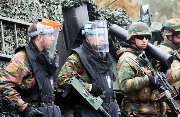 Jonavoje karines pratybas stebėjo Belgijos ir Liuksemburgo gynybos ministrai