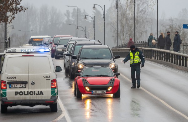 Savaitgalį Jonavoje patikrino per 9 tūkst. automobilių, neįleido - 88 