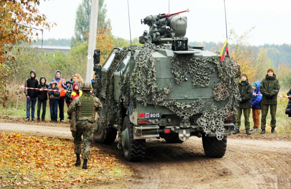 Jonavoje karines pratybas stebėjo Belgijos ir Liuksemburgo gynybos ministrai
