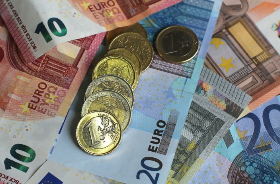 Numatoma nustatyti dvigubai didesnes prastovų išmokas ir pratęsti darbo paieškos išmokos mokėjimą