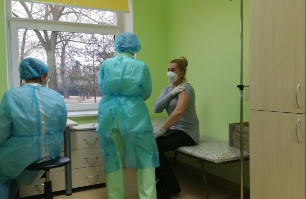 Covid-19 vakcina jau Jonavoje: paskiepyta pirmoji jonavietė