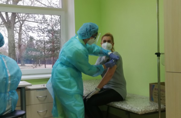 Covid-19 vakcina jau Jonavoje: paskiepyta pirmoji jonavietė