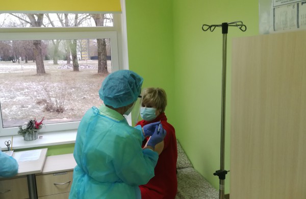 Covid-19 vakcina jau Jonavoje: paskiepyta pirmoji jonavietė