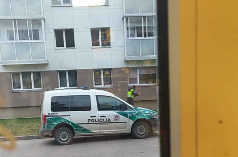 Patruliuodami pareigūnai aptiko per balkoną iškritusią moterį su lūžusia koja