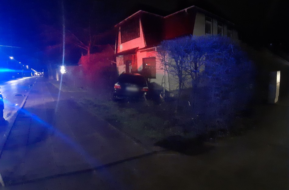 Eismo įvykis Vasario 16-osios gatvėje: ,,BMW" taranavo kavinę - barą ,,Svaja"