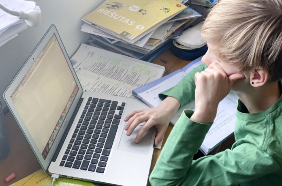 Ekspertų taryba: vaikams iš sunkumų patiriančių šeimų siūloma leisti nuotoliniu būdu mokytis mokyklose