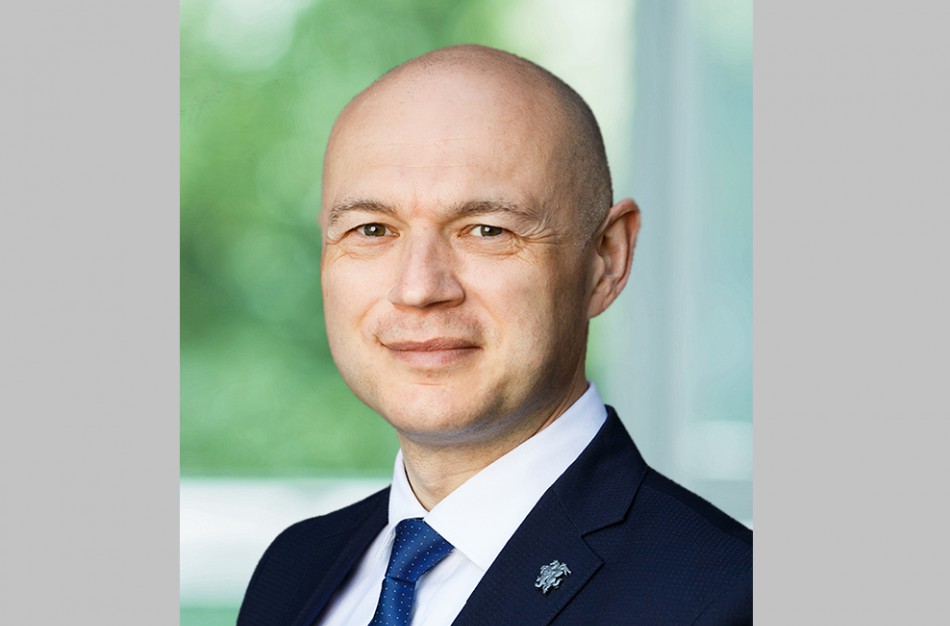 Seimo narys Eugenijus Sabutis: „Valstybės vizija – pėsčiomis, elektromobiliu ir ekologišku autobusu per duobėtas gatves ir žvyrkelius?“