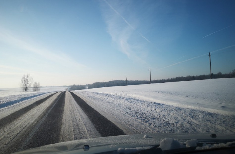 Vairavimas žiemą: svarbu atsakingai įvertinti eismo sąlygas