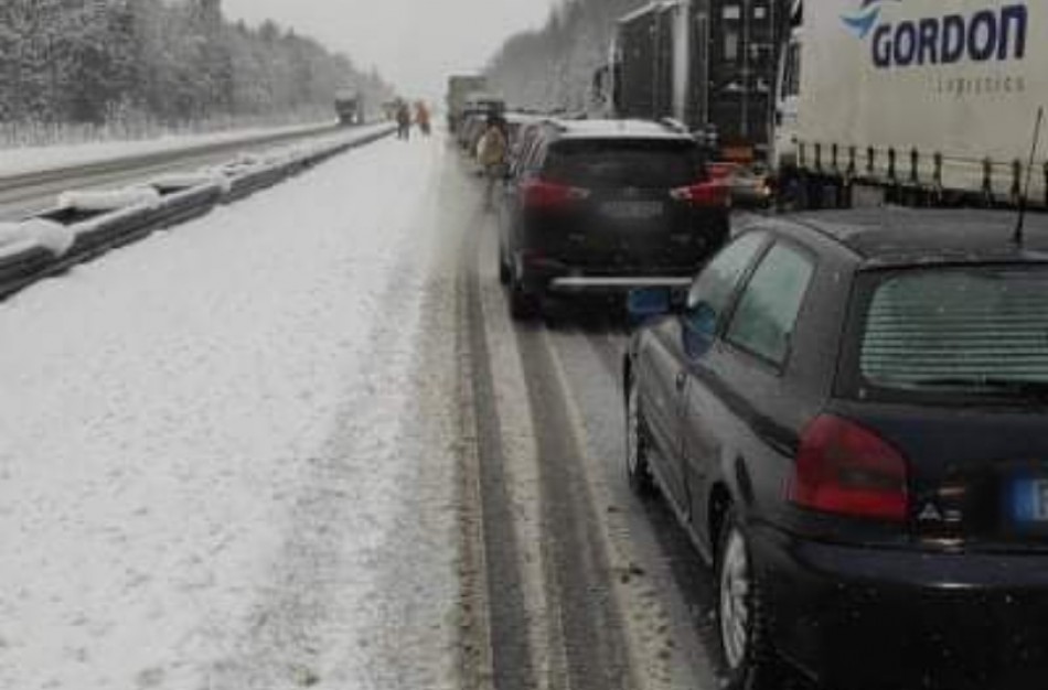 Vilkikui nuvažiavus nuo kelio, kiti vairuotojai laikinai buvo strigę spūstyje 