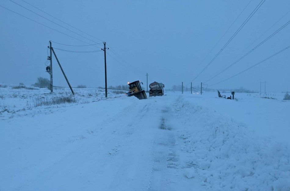 Stichija tęsiasi: sniego valymo mašina pati užklimpo sniege, rajone virsta medžiai