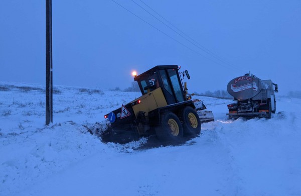 Stichija tęsiasi: sniego valymo mašina pati užklimpo sniege, rajone virsta medžiai
