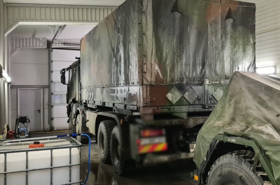 Bendrovės „Jonavos autobusai“ plovykloje vykdyta karinės technikos dezinfekcija