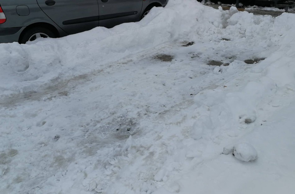 Sniego gniaužtuose įkalintuose kiemuose – kova dėl vietos automobiliams: vieniems nusikasus, kiti suskubo naudotis 