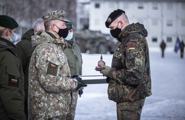 Rukloje vyko NATO priešakinių pajėgų bataliono kovinės grupės vadų pasikeitimo ceremonija  
