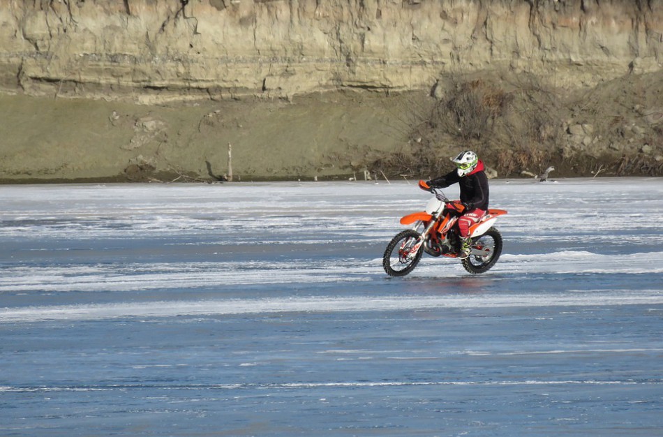 Policija įspėja: važinėjimasis ant užšalusių vandens telkinių užtraukia atsakomybę