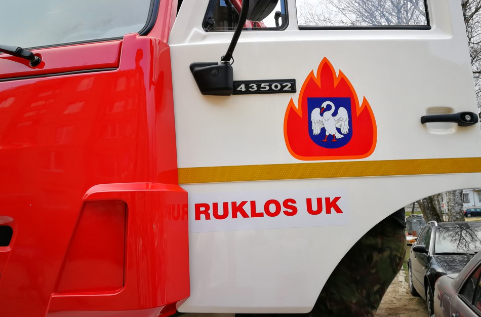 Rukloje atvira liepsna degė BMW X5