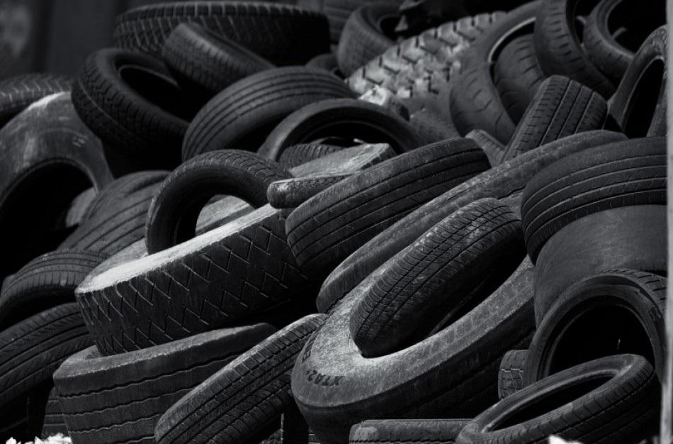 Ekspertai padangų atliekas siūlo naudoti keliams ir takams tiesti