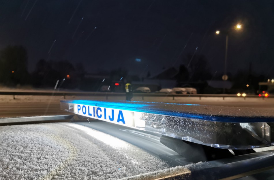 Pareigūnai perspėja: rogučių su keleiviais tampymas automobiliu gali baigtis ne tik pinigine bauda