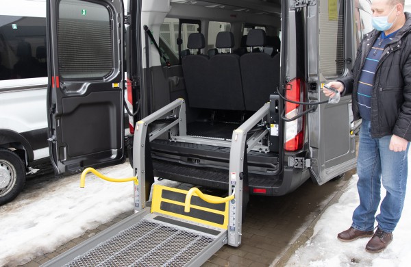 Socialinėms įstaigoms perduoti du nauji autobusiukai