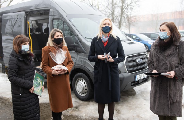 Socialinėms įstaigoms perduoti du nauji autobusiukai