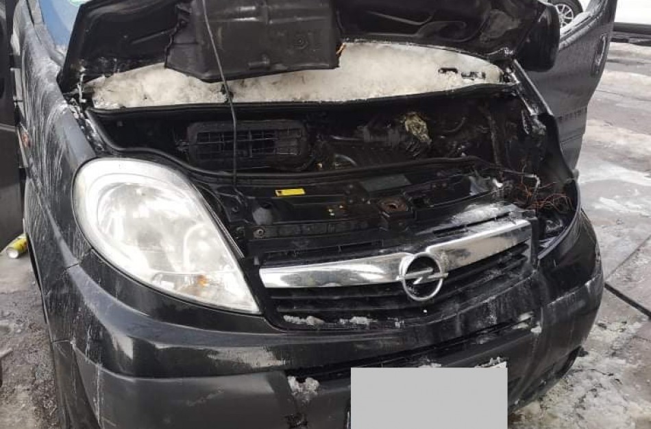 Chemikuose atvira liepsna degė „Opel Vivaro“