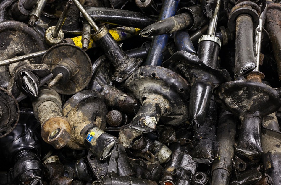 Susidėvėję amortizatoriai – ne tik pavojingos atliekos