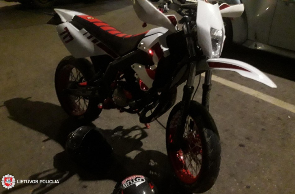 Ketvirtadienį į eismo įvykį pateko mopedu važiavę du nepilnamečiai