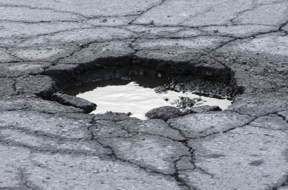 Pavasarį iš po sniego ,,lenda" ne tik žolė: vairuotojai piktinasi atsivėrusiomis duobėmis 