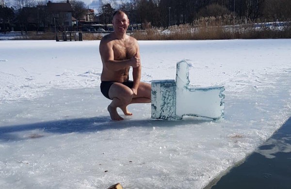 Ruoniai nutarė nepasiduoti koronaviruso pančiams: pratęsus karantiną, plaukimo eketėje varžybos vyko skirtinguose miestuose 