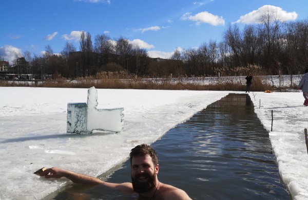 Ruoniai nutarė nepasiduoti koronaviruso pančiams: pratęsus karantiną, plaukimo eketėje varžybos vyko skirtinguose miestuose 