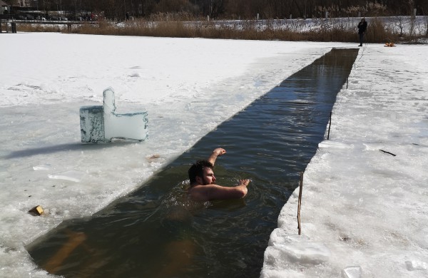 Ruoniai nutarė nepasiduoti koronaviruso pančiams: pratęsus karantiną, plaukimo eketėje varžybos vyko skirtinguose miestuose 