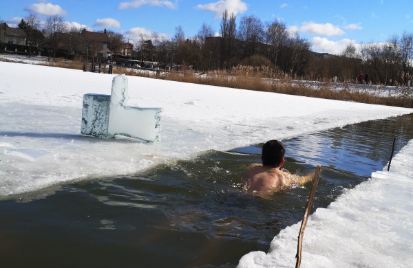Ruoniai nutarė nepasiduoti koronaviruso pančiams: pratęsus karantiną, plaukimo eketėje varžybos vyko skirtinguose miestuose 