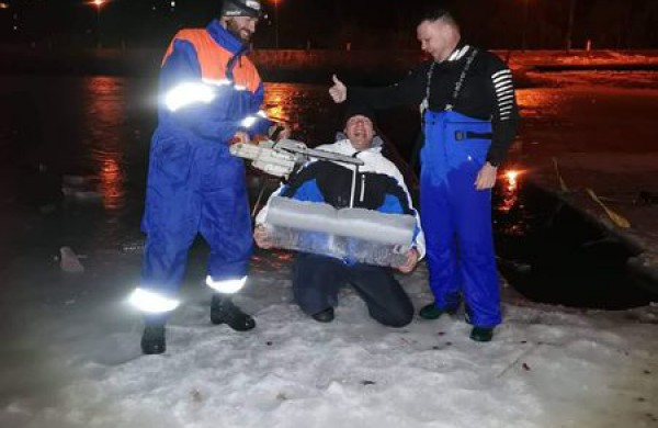 Ruoniai nutarė nepasiduoti koronaviruso pančiams: pratęsus karantiną, plaukimo eketėje varžybos vyko skirtinguose miestuose 