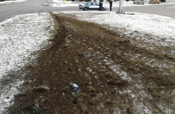 Ties degaline - eismo įvykis: susidūrė „Audi“ ir „Renault“