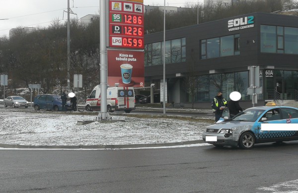 Ties degaline - eismo įvykis: susidūrė „Audi“ ir „Renault“