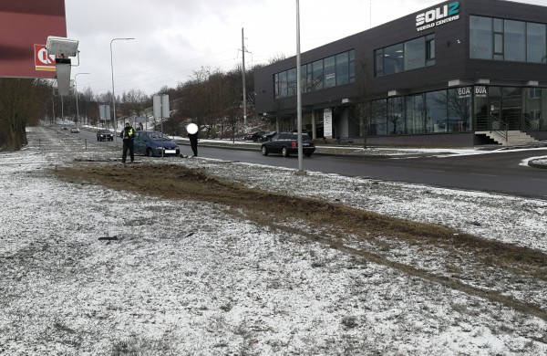 Ties degaline - eismo įvykis: susidūrė „Audi“ ir „Renault“