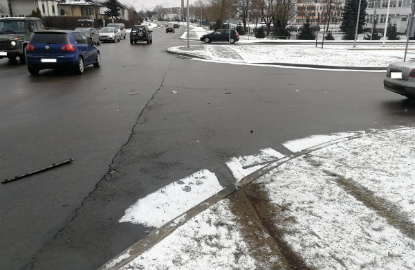 Ties degaline - eismo įvykis: susidūrė „Audi“ ir „Renault“