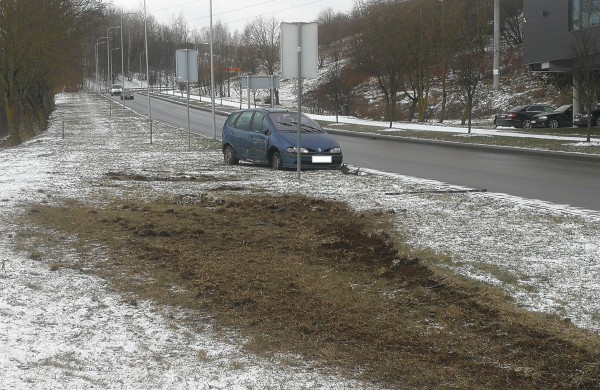 Ties degaline - eismo įvykis: susidūrė „Audi“ ir „Renault“