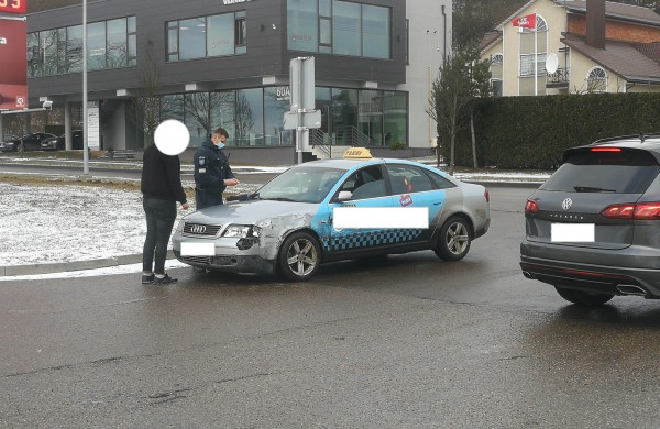 Ties degaline - eismo įvykis: susidūrė „Audi“ ir „Renault“