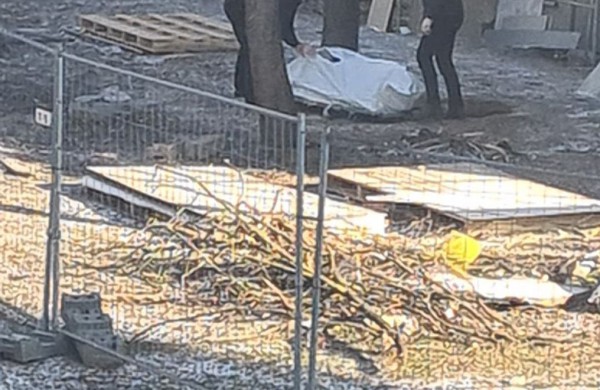 Šalia daugiabučio rastas vyro kūnas: įvykio vietoje dirba policijos pareigūnai