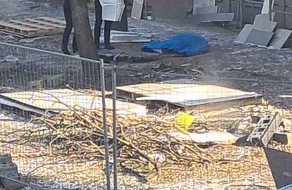 Šalia daugiabučio rastas vyro kūnas: įvykio vietoje dirba policijos pareigūnai