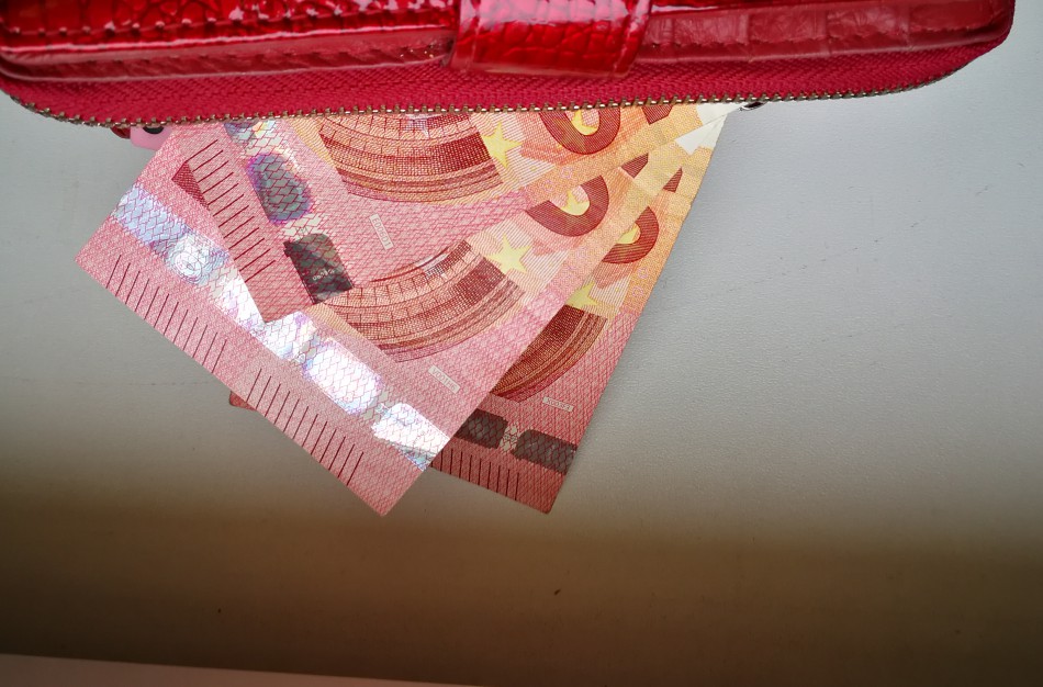 Pažeidęs KET, vairuotojas bandė "išsipirkti" - pareigūnui davė 10 eurų kyšį